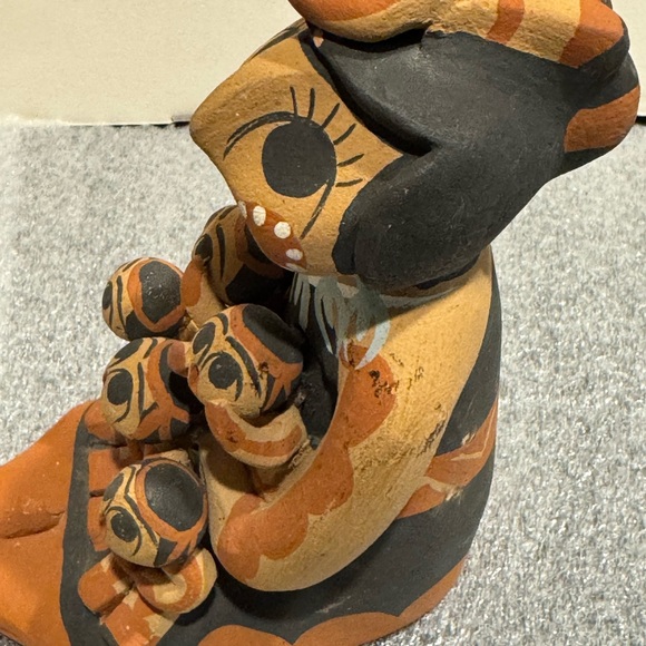 H Sanders storyteller Jemez Pottery - Picture 10 of 16